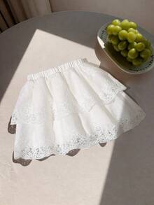 SHEIN Genkimix Kids 这款甜美公主风连衣裙采用轻盈网纱面料，双层蕾丝裙摆，饰有精致镂空蕾丝花边，弹性腰身设计穿着舒适，蓬松的白色蕾丝裙摆，适合茶会、活动、公主生日派对以及春夏穿着。 - 白色 - 查看 2