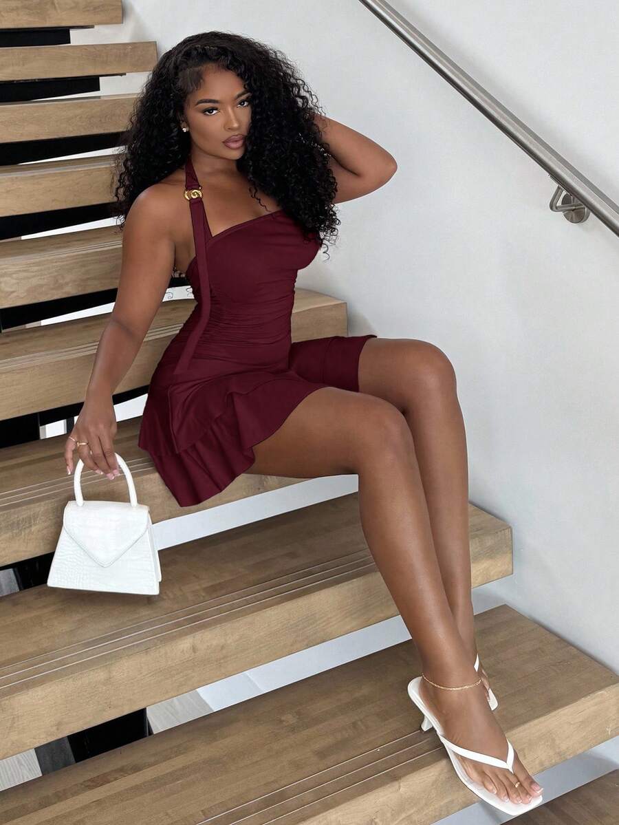 Alexandranx Gaun Mini Model Baru dengan Desain Halter Spiral Dekorasi Emas dan Pinggang Ramping untuk Wanita - Burgundy - View 1