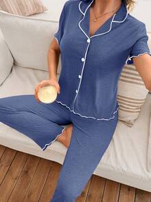 SHEIN Bộ đồ mặc nhà thoải mái 2 món màu xanh hải quân dành cho nữ, kiểu dáng cổ chữ V đơn giản, chất liệu vải dệt kim, tay ngắn và quần dài, viền bèo nhún. - Màu xanh hải quân - Xem 5