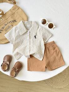 SHEIN Playful Pals 2 pièces Ensemble chemise à manches courtes avec motif à carreaux brodé et short à carreaux pour bébé garçon, tenue décontractée convenant aux sorties de printemps/été, vacances, port quotidien, fêtes, séances photo, confortable et polyvalent - Kaki - Voir 6