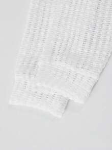 三件套少女休闲街头风穿搭，包括不对称肩部网纱针织罩衫、修身针织吊带背心和黑白滚边阔腿工装裤，适合返校、秋冬旅行穿着。