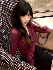 DAZY 女士性感V领网纱T恤，独特系带设计，显瘦效果 - 酒紅色 - 查看 1