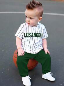 SHEIN 2件套男/女婴舒适透气吸汗休闲运动条纹T恤和慢跑裤套装，适合室内、室外、日常、运动、玩耍、聚会、拍照、度假、春夏穿着。 - 綠色 - 查看 7