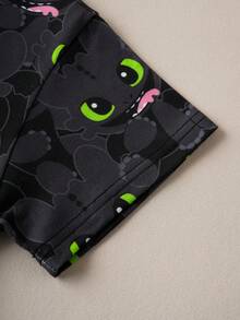 SHEIN How to Train Your Dragon قميص تي شيرت قصير الأكمام بطبعة كاملة للرقبة المستديرة، للأولاد، صيفي - الأسود - مشاهدة 3