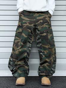Manfinity EMRG Celana Jeans Pria Model Longgar dengan Kantong Kargo dan Motif Kamuflase - Hijau Tentara - View 7