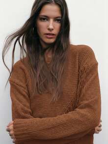 Nöista Pull tricoté avec des franges diagonales et un ourlet asymétrique, offrant une option audacieuse mais confortable pour les tenues de vacances de printemps des femmes. Parfait pour être associé à des jeans ou des jupes pour créer des looks saisonniers chics, des tenues de fête d'anniversaire pour femmes et des looks modernes pour la Saint-Valentin.