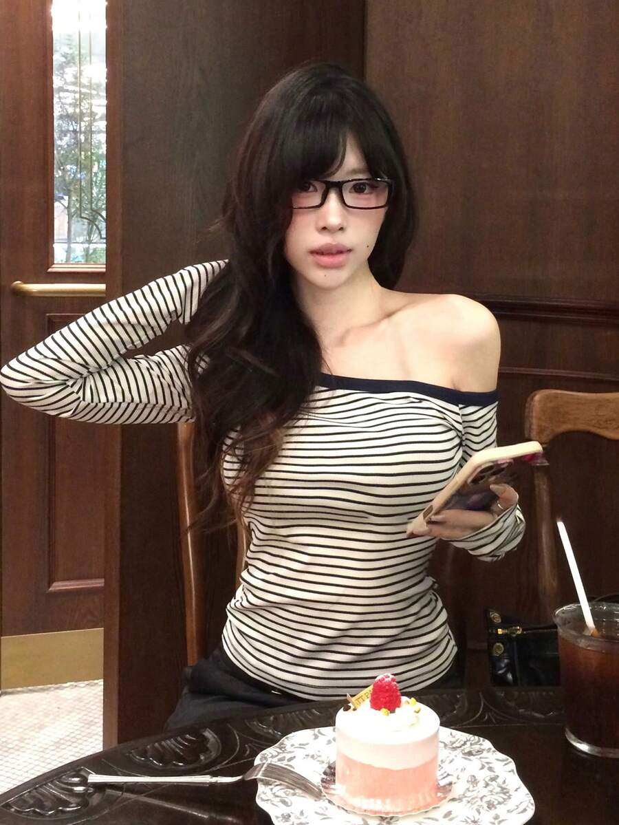 DAZY 露肩细条纹长袖T恤，独特简约风格女式春季上衣 - 黑色 - 查看 1