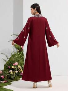 Al Najma 女士优雅阿拉伯风格长袖连衣裙，领口饰有水钻花朵 - 酒紅色 - 查看 2