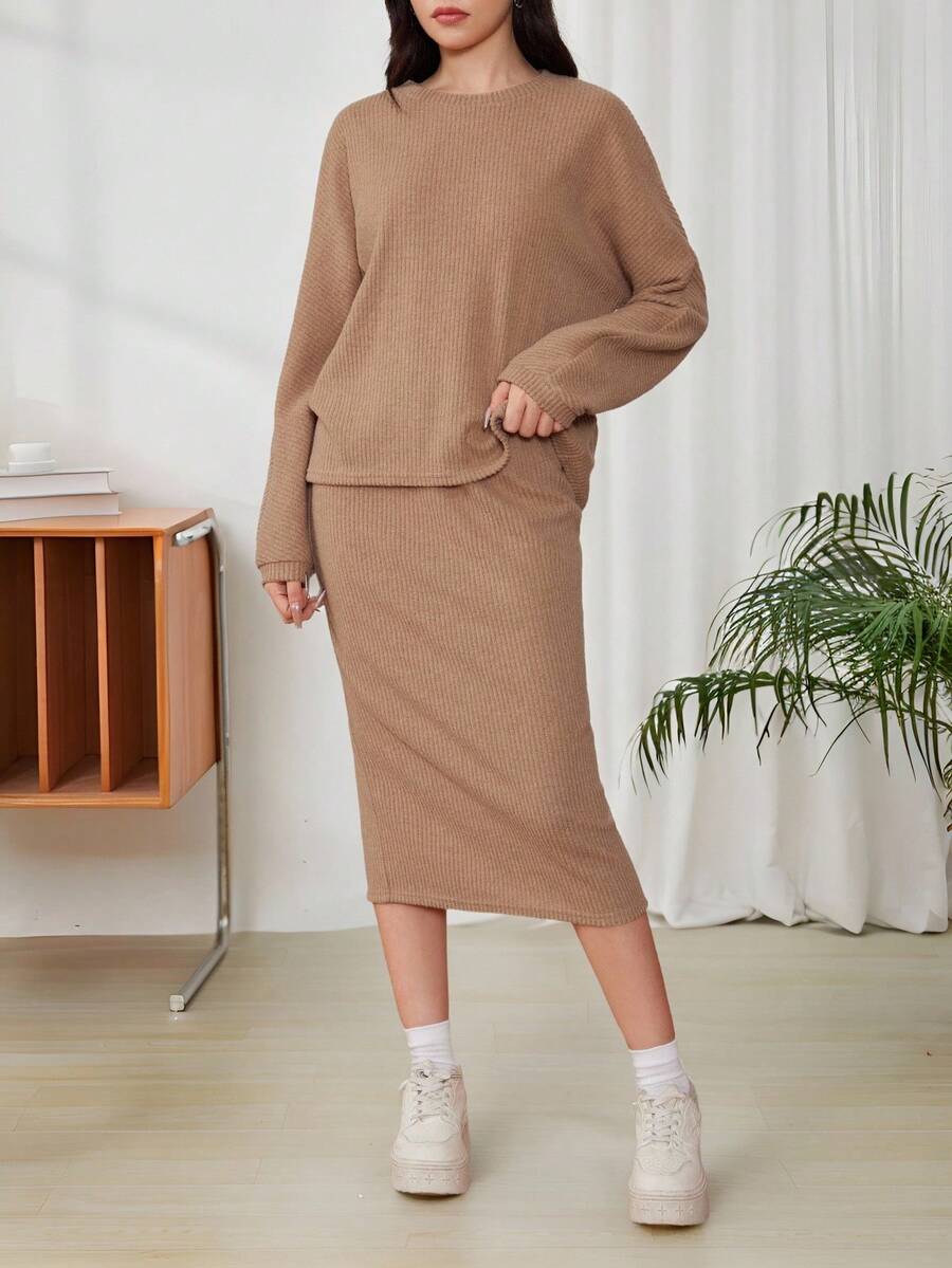 Ensemble t-shirt côtelé en tricot doux kaki et jupe décontractée ample pour adolescente