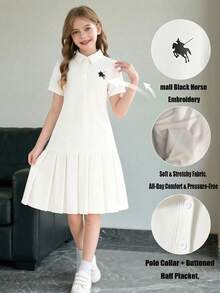 女童夏秋长裙。这款经典连衣裙采用优雅的Polo领设计，搭配纽扣式半前襟。面料柔软有弹性，确保全天穿着舒适。俏皮的荷叶边下摆增添了一丝女性柔美，标志性的小黑马刺绣则提升了学院风的时尚感。无论是日常出行、校园活动还是家庭聚会，它都是您的理想之选。 - 白色 - 查看 4