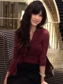 DAZY 女士性感V领网纱T恤，独特系带设计，显瘦效果 - 酒紅色 - 查看 5