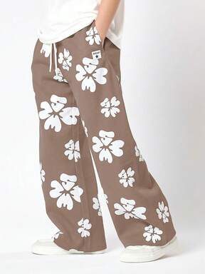 SUMWON 宽松版型抽绳运动裤，饰以芙蓉花印花，适合日常休闲穿着。