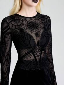 Breakform 女士哥特风半透明性感圆领露背修身短款露脐上衣，饰有植绒花卉网纱，长袖 - 黑色 - 查看 5
