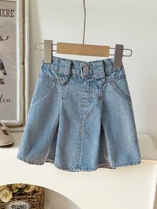 Spódnica w kształcie litery A z luźnego spranego denimu dla dziewczynki, z zakładkami krzyżowymi i falbanką, wykonana z miękkiego denimu bawełnianego, niezbędny element stylizacji dla modnych dziewczynek, odpowiednia na wiosnę/jesień, uniwersalna do codziennego noszenia, na sesje zdjęciowe, wyjścia, spotkania towarzyskie, wędrówki, nowość na jesień - Średni jeans - Zobacz 1
