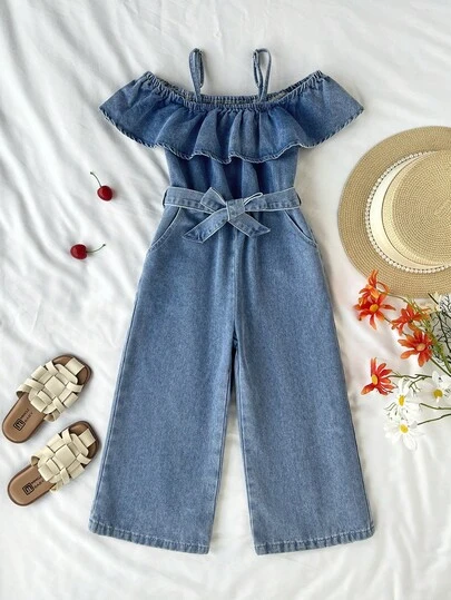SHEIN אוברול ג'ינס כחול עם חגורה לילדות צעירות, בגדי אביב וקיץ לחופשה קז'ואל בסגנון בוהו כפרי לילדות, מכנסיים קצרים לחוף הים לילדות, בגדי רחוב מערביים לילדות, תלבושות לחופשת אביב, תלבושות רייב, אוברול ג'ינס לפסטיבל, אוברול לתינוקות