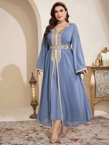 Al Najma Vestido de manga larga con parches, cinta y decoración de lentejuelas en estilo árabe elegante para mujer de talla grande - Azul - Ver 9
