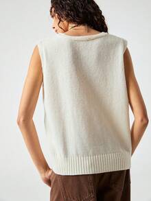 Franclia 这款女士复古时尚百搭的深V领米色针织背心，饰有立体手工钩织花卉图案和精致的莱茵石纽扣，尽显优雅气质。适合春季叠穿、搭配校服、约会以及日常穿着。 - 杏色 - 查看 3