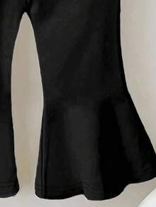 两件套女童宽松红色圆领短袖T恤和黑色喇叭裤，可爱豹纹和字母图案，适合所有季节，舒适透气，适合户外活动、春夏日常穿着。