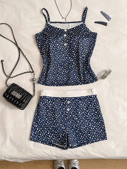 Tween Girl Sweet & Fresh Style Navy Blue Ditsy Floral Camisole Top Paired With Contrast Ditsy Floral Shorts Summer 2-Piece Outfit, Suitable For Outing, Vacation, Campus, Youthful & Fashionable