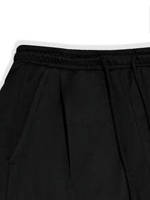 Manfinity Homme 男士休闲宽松开衩运动裤，适合日常休闲穿着、周末外出、旅行、朋友聚会等场合。这款裤子是男士衣橱中不可或缺的百搭单品，也是送给男友或丈夫的绝佳礼物。日常休闲、周末旅行、户外活动、探险旅行、轻松的工作环境或半正式场合，男友/丈夫礼物、周年纪念/生日礼物、派对、夏季假期、新年、婚礼、情人节，黑色宽松运动裤，男士超大码运动裤，街头风男士宽松直筒休闲裤，专业俱乐部运动裤 - 黑色 - 查看 4