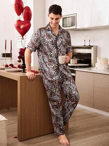CoupledUp Conjunto de pijama de manga corta con estampado de leopardo de seda sintética para hombre - Multicolor - Ver 5