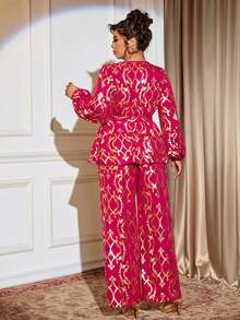 Cravure 大码女装复古优雅风，金色箔印V领系带衬衫和松紧腰裤两件套（星期三美学） - 玫紅色 - 查看 2