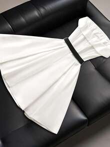 Franclia 优雅的白色无肩带束腰连衣裙，夏季修身短款连衣裙，黑色腰带，缎面面料，适合约会和派对穿着 - 白色 - 查看 3