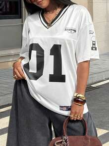 SHEIN EZwear 大码女式夏季至初秋休闲运动感幸运数字01和加州字母图案缎面和网眼拼接宽松V领落肩长袖大码运动衫T恤 - 黑與白 - 查看 3