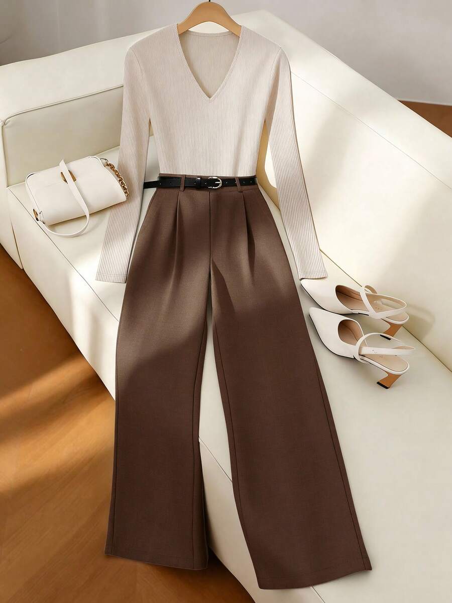 GlowEve CURVE Áo thun dài tay cổ chữ V cỡ lớn dành cho nữ, thích hợp mặc mùa xuân/thu, kết hợp với quần ống đứng màu nâu có chun lưng và thắt lưng đen, phù hợp cho các dịp thường nhật, đi làm hoặc công sở. - Nhiều màu - Xem 1