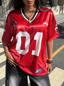 SHEIN EZwear 大码女式夏季至初秋幸运数字 01 和加州字母图案拼接针织衫和网眼拼接宽松 V 领短袖长款运动针织衫 T 恤 - 紅色 - 查看 1