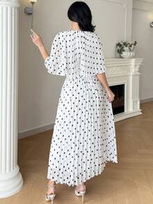 Modelyn 新款春夏休闲优雅通勤、日常约会、生日派对、办公室穿着皆宜的简约现代都市高端派对V领披肩袖褶裥长裙，白色底黑色波点雪纺透视A字连衣裙，女士中长款连衣裙 - 白色 - 查看 2