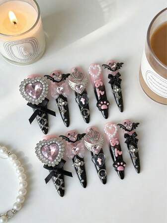 Anime 10 قطعة من الأظافر الصناعية الحرفية عالية الجودة بتصاميم صليب وتاج وفراشة وقلب كبير، بطلاء أسود وزهري متباين بطراز Y2K، مع 3 قطع من الصمغ ثنائي الجانب، أشكال اللوز الطويلة القابلة للإزالة، مناسبة للأعياد والحفلات والاستخدام اليومي