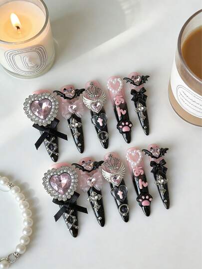 Anime 10 قطعة من الأظافر الصناعية الحرفية عالية الجودة بتصاميم صليب وتاج وفراشة وقلب كبير، بطلاء أسود وزهري متباين بطراز Y2K، مع 3 قطع من الصمغ ثنائي الجانب، أشكال اللوز الطويلة القابلة للإزالة، مناسبة للأعياد والحفلات والاستخدام اليومي