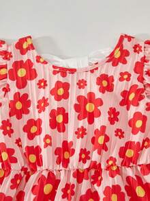 这款女童连衣裙以粉色为底，饰以红色雏菊图案，搭配可爱的荷叶袖和A字腰线，专为女孩春夏日常外出、学校活动或生日派对设计，展现活力与甜美。 - 粉色 - 查看 3