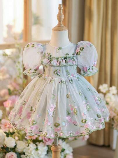 这款可爱的女婴高端简约优雅花卉刺绣网纱荷叶边连衣裙适合生日派对、晚宴、演出、婚礼、洗礼和开幕式等场合，是春夏的完美之选。