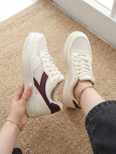 Tenis deportivos casuales, zapatos sport para mujer y hombre, calzado urbano unisex, tenis para caminar, zapatos deportivos ligeros, tenis athleisure, calzado casual con cordones, tenis blancos unisex, zapatos para uso diario, tenis cómodos para viajes. Este diseño es ideal para quienes buscan versatilidad y estilo urbano en cualquier ocasión.