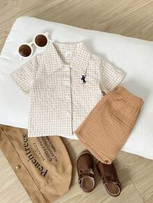 SHEIN Playful Pals 2 pièces Ensemble chemise à manches courtes avec motif à carreaux brodé et short à carreaux pour bébé garçon, tenue décontractée convenant aux sorties de printemps/été, vacances, port quotidien, fêtes, séances photo, confortable et polyvalent - Kaki - Voir 8