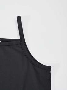 三件套少女休闲街头风穿搭，包括不对称肩部网纱针织罩衫、修身针织吊带背心和黑白滚边阔腿工装裤，适合返校、秋冬旅行穿着。