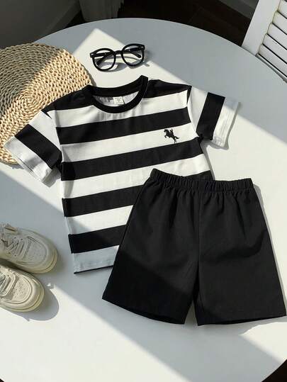 SHEIN 2件套儿童/男童休闲百搭舒适时尚黑白条纹T恤针织上衣和黑色短裤套装，适合春夏季节日常穿着、运动、郊游、上学、聚会、度假、拍照等场合。