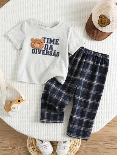 SHEIN 两件套男婴休闲可爱卡通熊字母印花短袖上衣和格子松紧腰裤家居服，适合夏季和春季穿着。