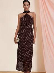 Aveloria Rosie Vestido slip com estampa de bolinhas aleatórias, alças finas, costas nuas e amarração na cintura, estilo férias francesas na moda.