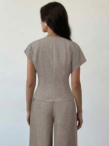 Aloruh 春夏新款套装，优雅度假装，杏色亚麻不对称袖侧褶腰通勤套装，杏色竹亚麻面料衬衫和高腰阔腿裤套装，时尚通勤风褶腰不对称下摆衬衫和裤子两件套，适合所有季节，优雅通勤，日常外出，休闲搭配，毕业典礼，教师节，返校季和其他场合。 - 杏色 - 查看 3