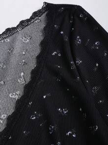 Sweetra 女士新款春夏T恤，适合日常通勤和度假穿着，俏皮可爱，黑色碎花面料撞色蕾丝蝴蝶结装饰，修身款，小码 - 黑色 - 查看 6