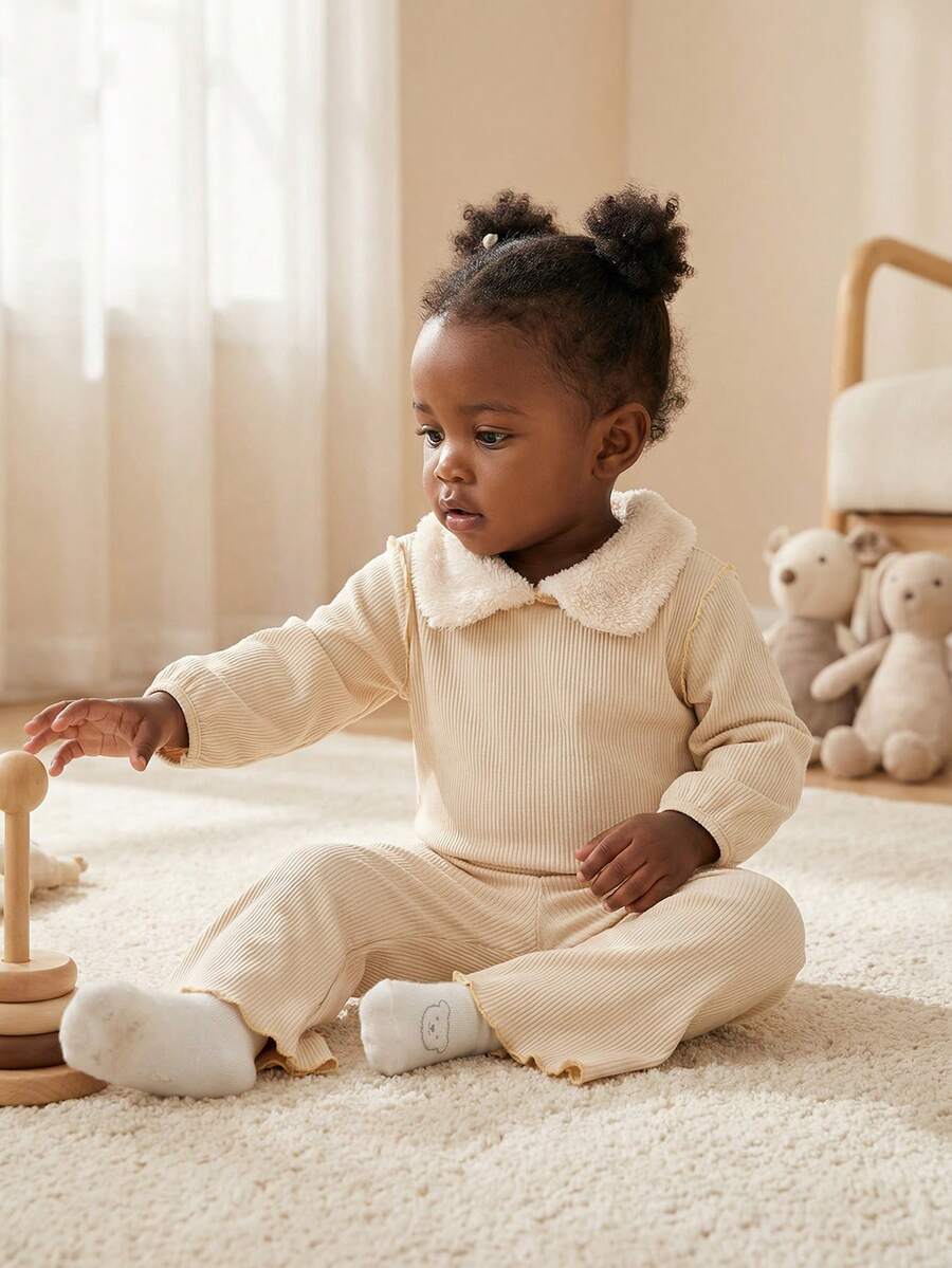 SHEIN Conjunto de duas peças para bebê menina, fofo, doce e moderno, em tons de creme, bege e damasco, com textura canelada, gola Peter Pan em sherpa e detalhes em alface. Blusa de manga comprida e calça boca de sino com cintura elástica. Roupa macia para uso diário, em casa, no outono e inverno. - Bege - Ver 1