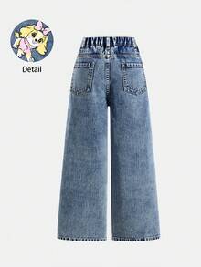 SHEIN ChillGRL 1 chiếc quần jeans ống đứng in hình chuột lang nước hoạt hình dành cho bé gái tuổi teen, kiểu dáng dễ thương và ngọt ngào, rất được ưa chuộng! Chất liệu denim xanh cổ điển, thoải mái, họa tiết hoạt hình, cạp cao co giãn kèm dây xích giả, kiểu dáng ống đứng, tôn dáng. Thích hợp cho các hoạt động hàng ngày, đi học, du lịch cuối tuần, mùa tựu trường, kỳ nghỉ, v.v. Mang đến phong cách và năng động mỗi ngày! - Rửa nhẹ - Xem 2