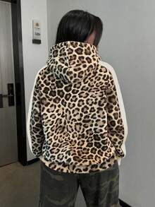 Rovax Áo sweatshirt nữ kiểu dáng cổ điển phối màu họa tiết da báo, hoàn hảo cho mùa thu và mùa đông. Thiết kế tay dài và vạt áo thẳng tạo nên vẻ ngoài thời trang. Một chiếc áo thun và áo sweatshirt sành điệu, lý tưởng làm quà tặng cho chị em gái hoặc một chiếc áo sweatshirt thú vị để mặc hàng ngày. Một chiếc áo sweatshirt thoải mái, tối giản và thời trang. - Màu Khaki - Xem 2