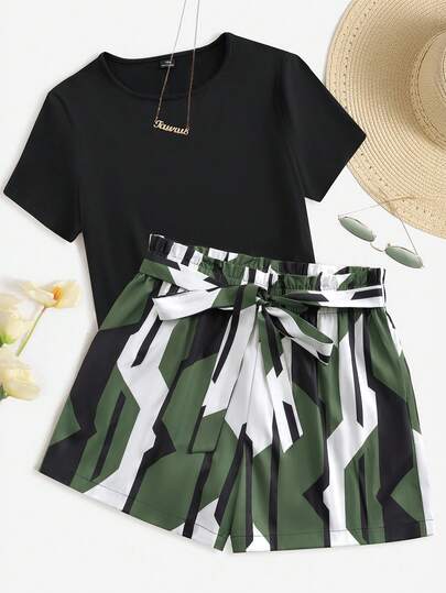 SHEIN Essnce Conjunto de dos piezas de camiseta de manga corta negra holgada y cómoda de uso diario, y pantalones cortos con estampado geométrico verde para mujer de talla grande, ropa de verano, atuendos de vacaciones