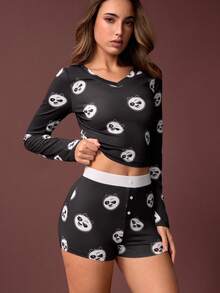 SHEIN Kung Fu Panda Women's Cartoon Panda Allover Print V-Neck Cropped Top And Contrast Color Elastic Waist Shorts Pajama Set - Black - View 4