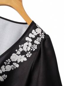 SHEIN LUNE Plus Size Women's Black And White V-Neck Placement Print Short Sleeve Top,Elegant Boho Puff Sleeve Blouse,Summer Holiday Vacation Casual Fashion - Black - View 3