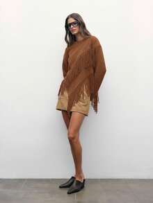 Nöista Pull tricoté avec des franges diagonales et un ourlet asymétrique, offrant une option audacieuse mais confortable pour les tenues de vacances de printemps des femmes. Parfait pour être associé à des jeans ou des jupes pour créer des looks saisonniers chics, des tenues de fête d'anniversaire pour femmes et des looks modernes pour la Saint-Valentin.